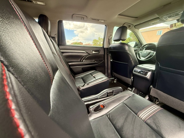 2019 Toyota Highlander SE Sport Utility 4D