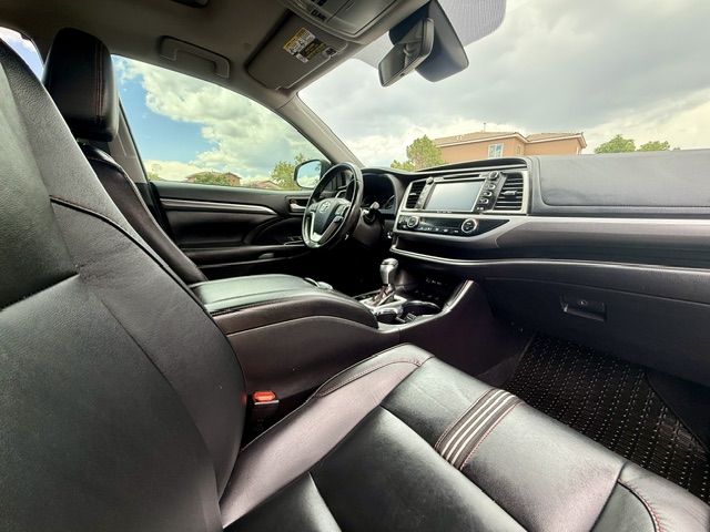 2019 Toyota Highlander SE Sport Utility 4D