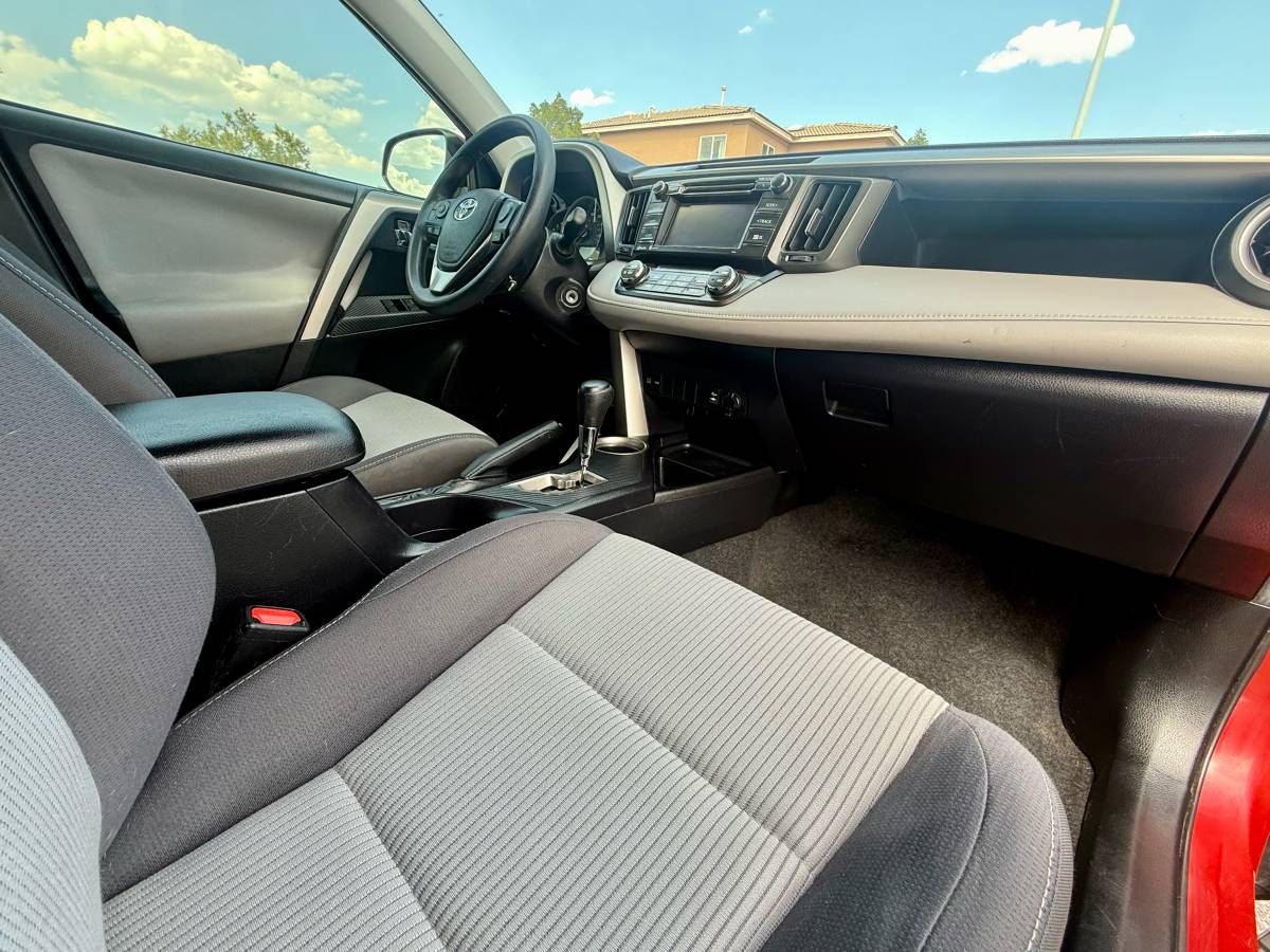 2015 Toyota RAV4 XLE AWD – Clean Title, Sunroof, Drives Great!