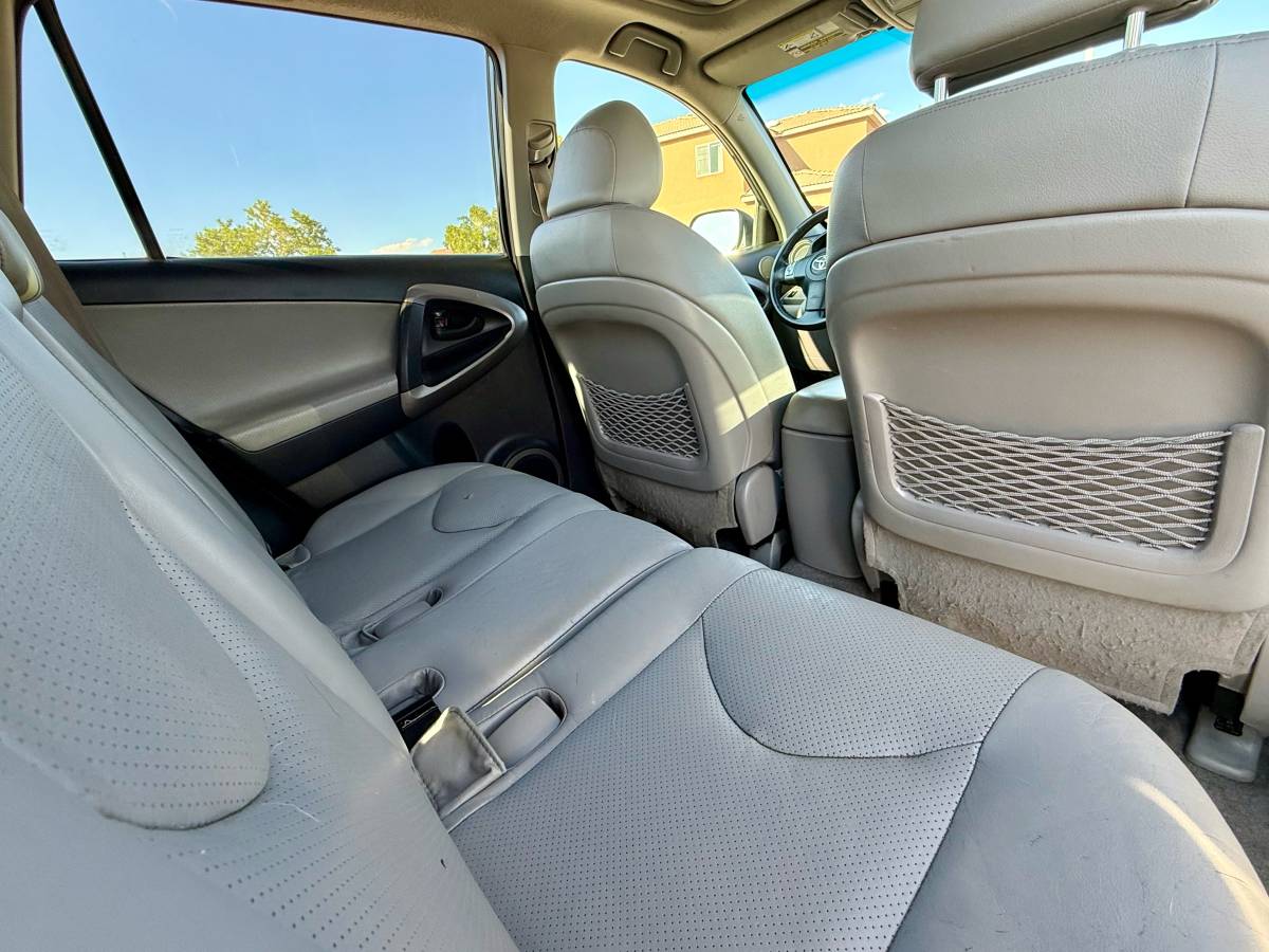 2008 Toyota RAV4 Limited FWD – V6 – Leather – Moonroof – JBL Sound