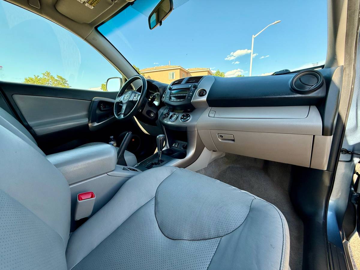 2008 Toyota RAV4 Limited FWD – V6 – Leather – Moonroof – JBL Sound