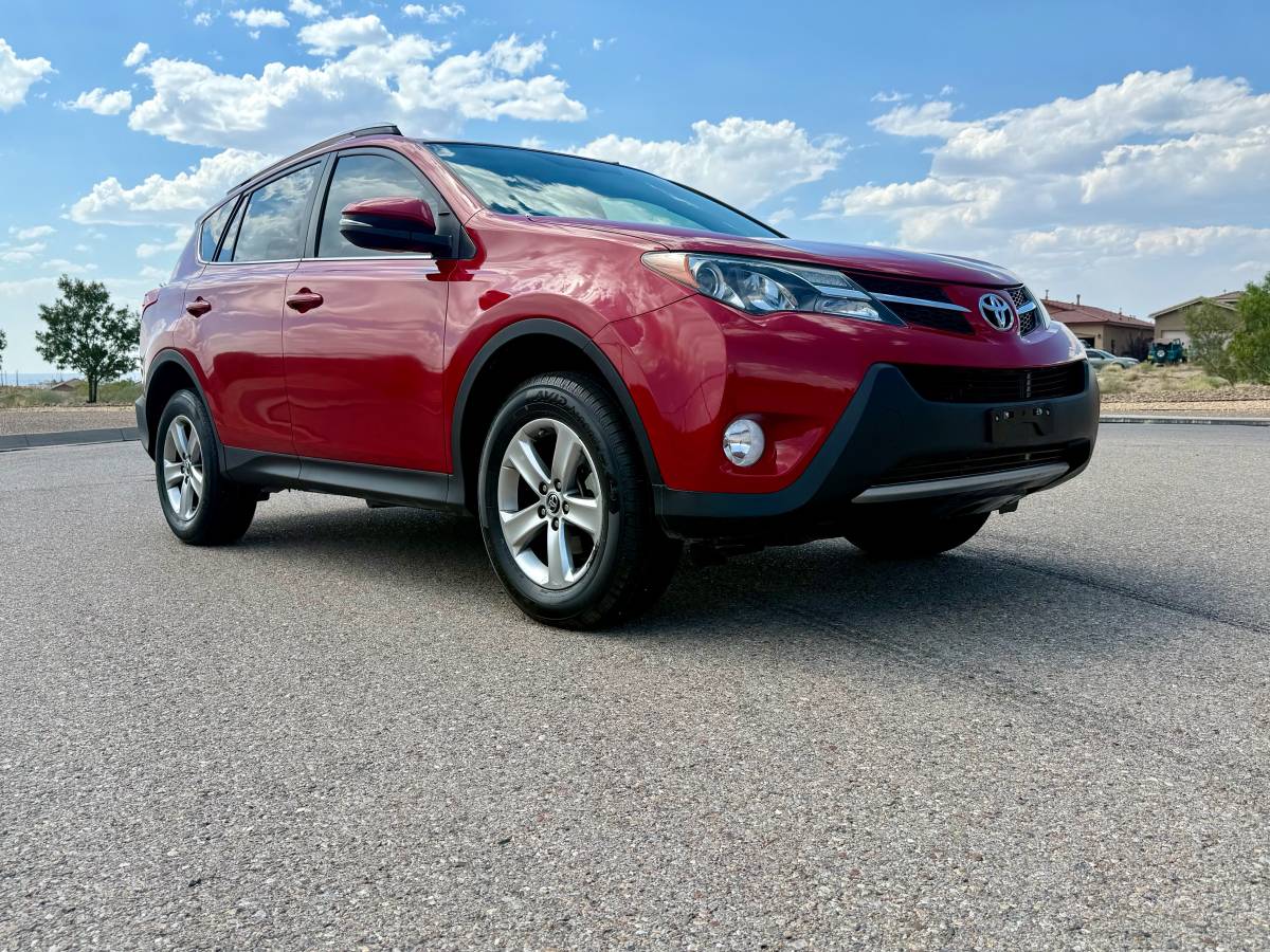 2015 Toyota RAV4 XLE AWD – Clean Title, Sunroof, Drives Great!