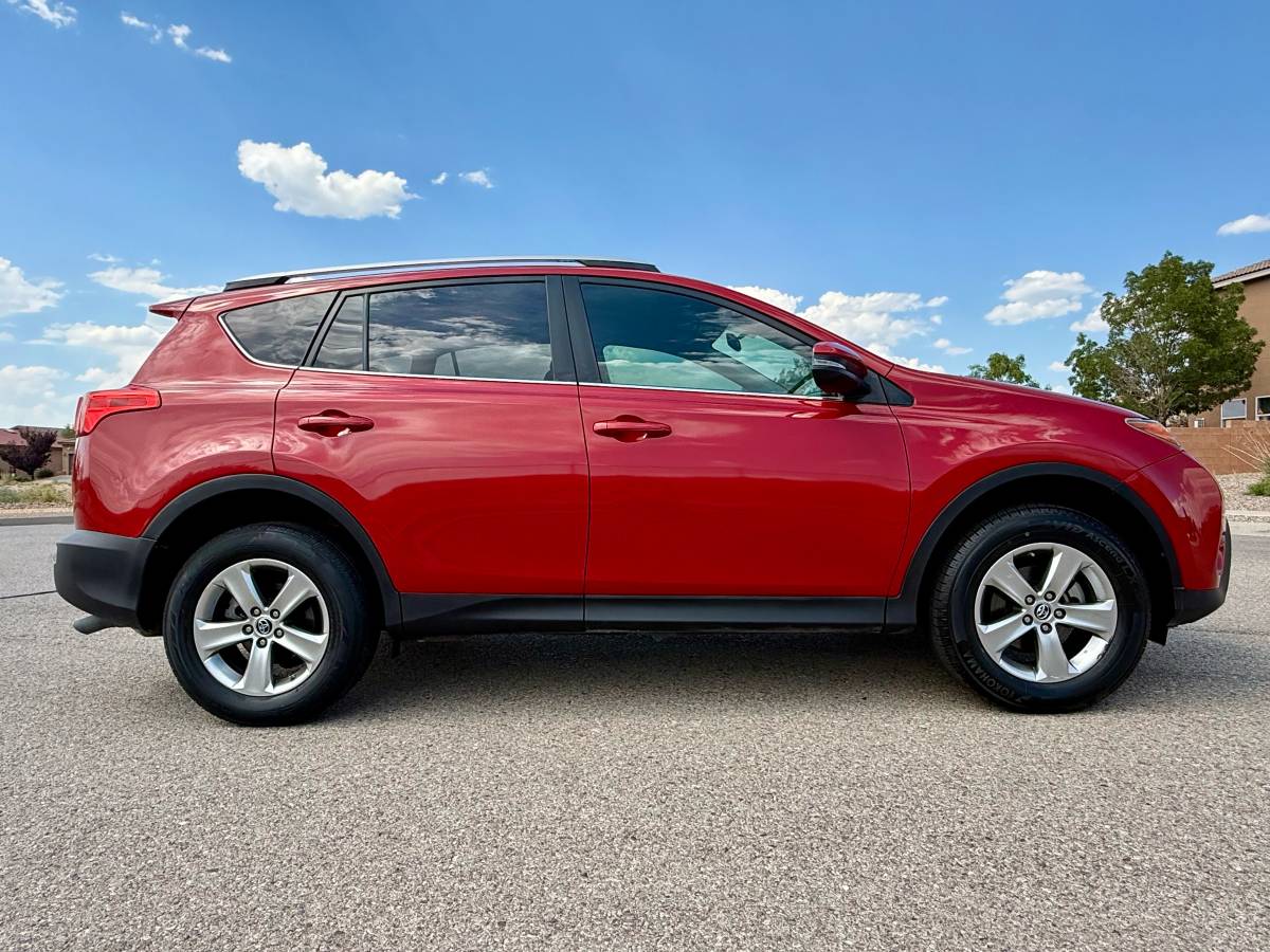 2015 Toyota RAV4 XLE AWD – Clean Title, Sunroof, Drives Great!