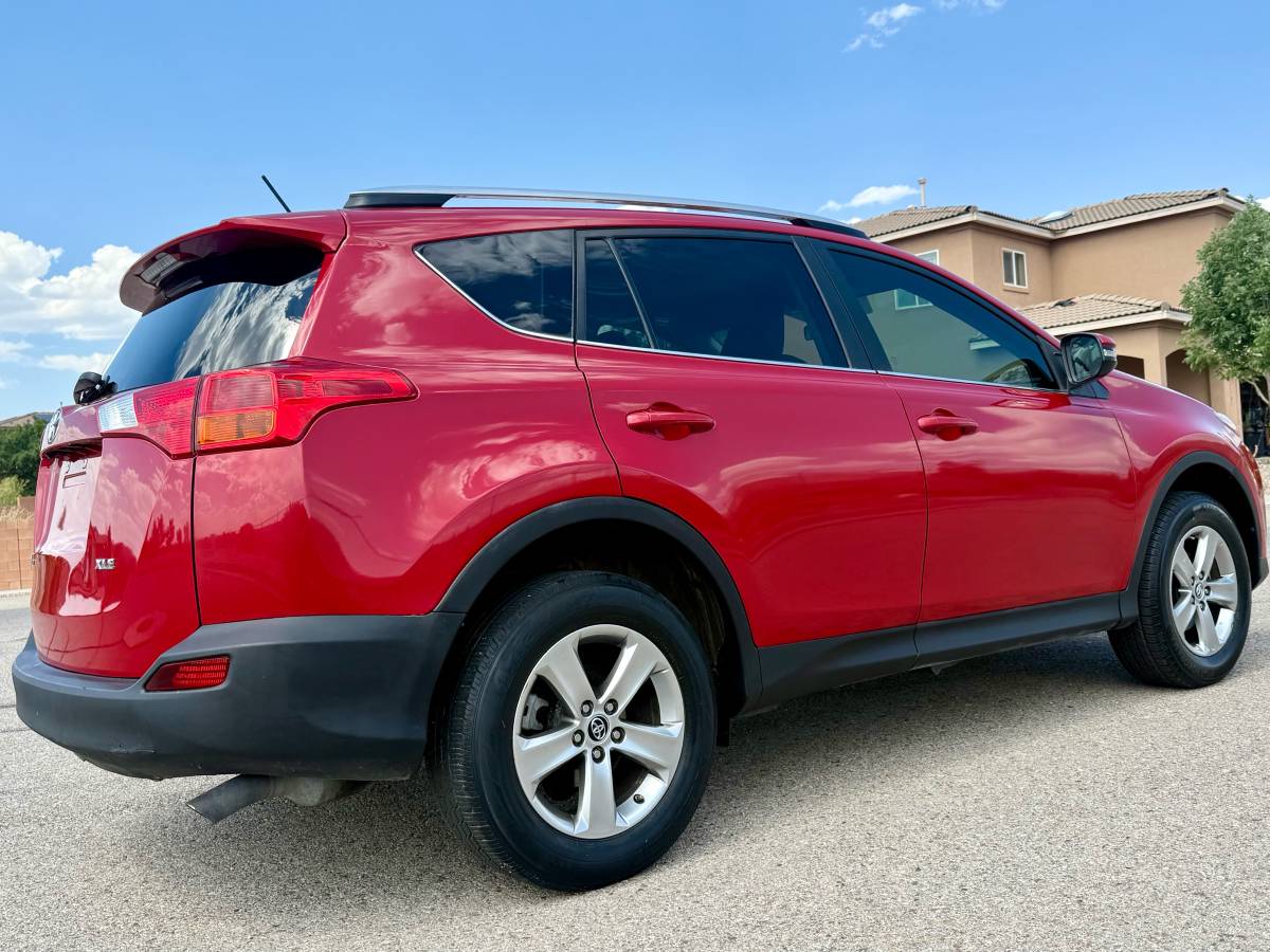2015 Toyota RAV4 XLE AWD – Clean Title, Sunroof, Drives Great!