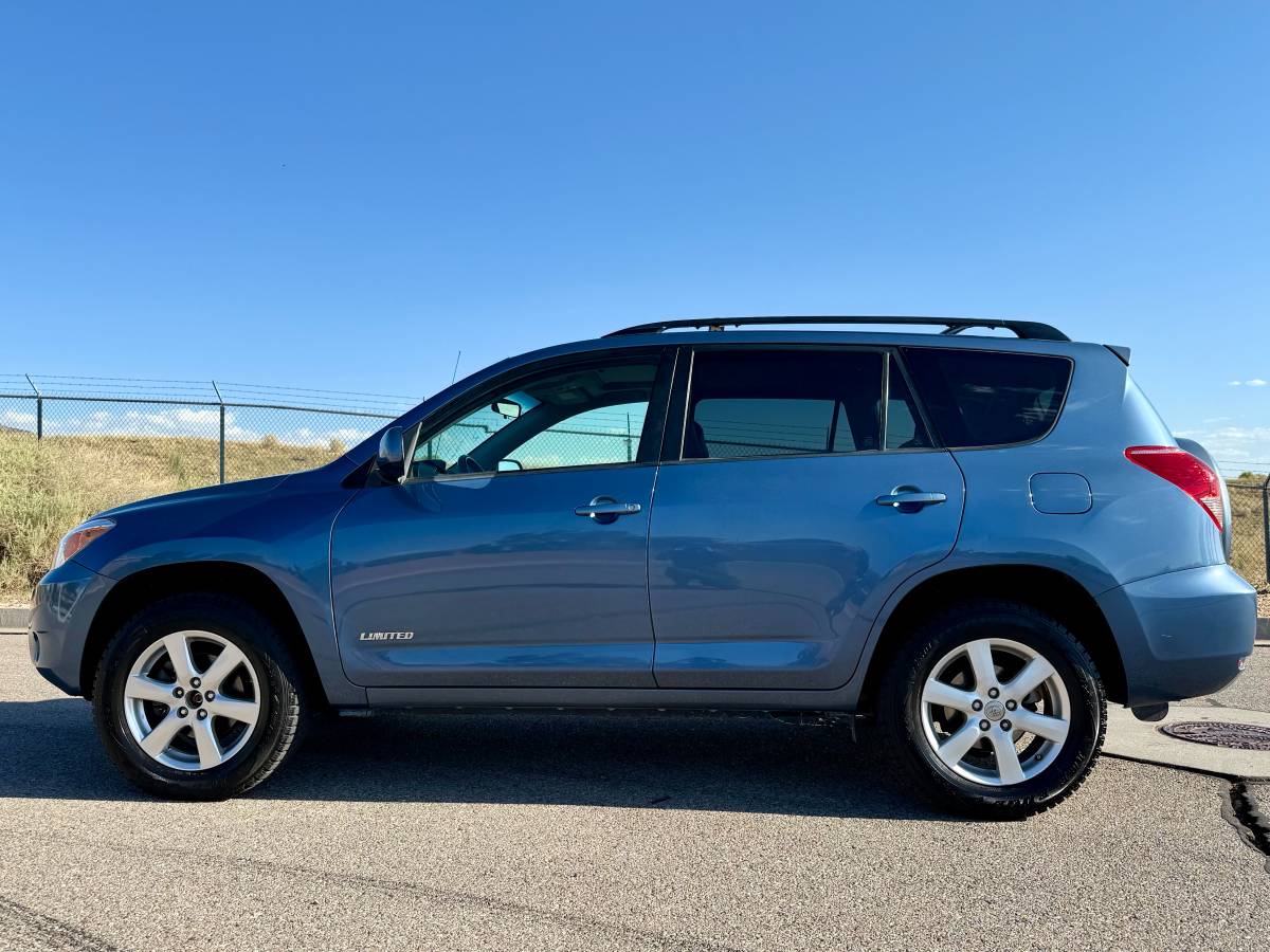 2008 Toyota RAV4 Limited FWD – V6 – Leather – Moonroof – JBL Sound
