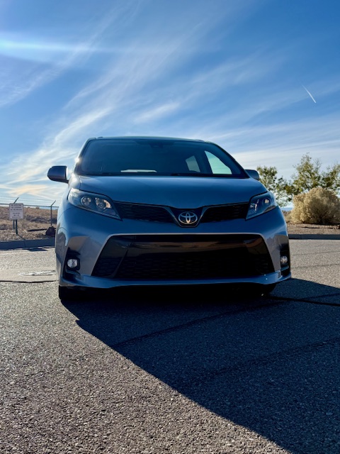 2018 Toyota Sienna SE Premium Minivan 4D