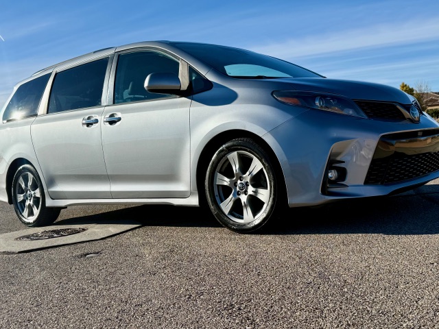 2018 Toyota Sienna SE Premium Minivan 4D