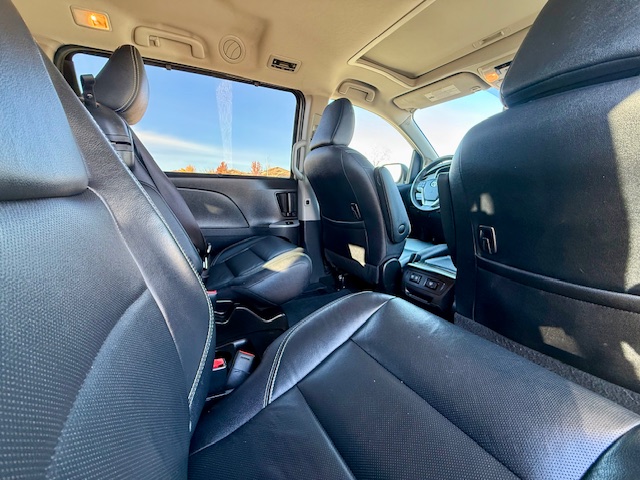 2018 Toyota Sienna SE Premium Minivan 4D