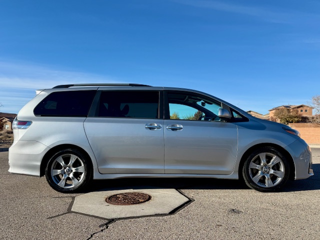 2018 Toyota Sienna SE Premium Minivan 4D