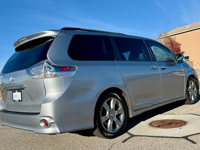 2018 Toyota Sienna SE Premium Minivan 4D