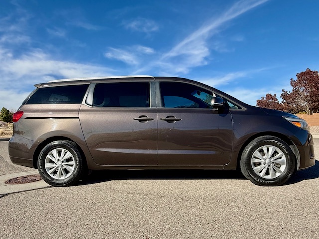 2017 Kia Sedona LX Minivan 4D