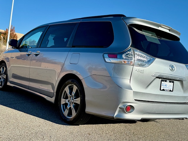 2018 Toyota Sienna SE Premium Minivan 4D
