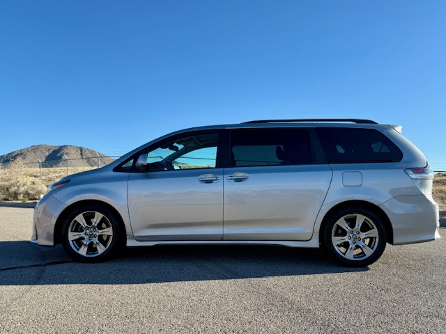 2018 Toyota Sienna SE Premium Minivan 4D