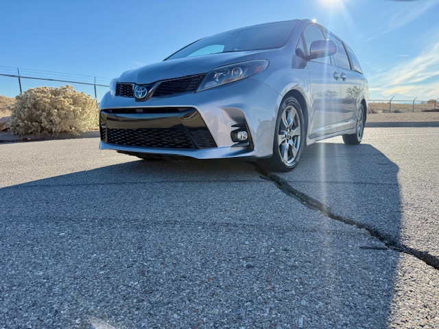 2018 Toyota Sienna SE Premium Minivan 4D