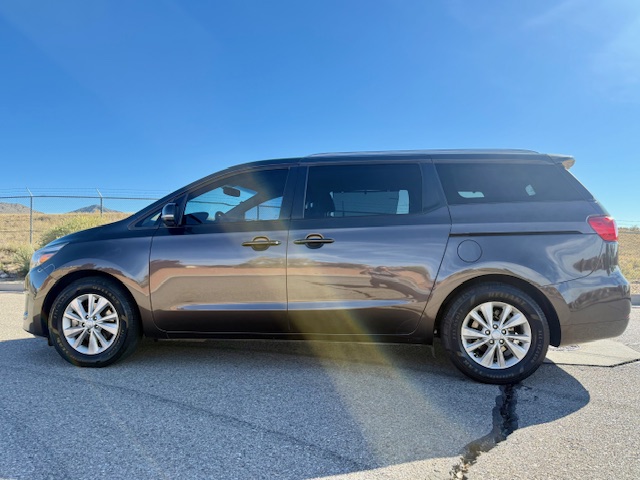 2017 Kia Sedona LX Minivan 4D