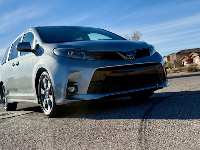 2018 Toyota Sienna SE Premium Minivan 4D